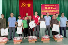 Hội Chữ thập đỏ tỉnh Gia Lai trao quà cứu trợ người dân vùng lũ xã Ia Hiao, Ia Tul 