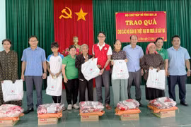 Hội Chữ thập đỏ tỉnh Gia Lai trao quà cứu trợ người dân vùng lũ xã Ia Hiao, Ia Tul 