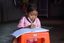 Trao tiền của bạn đọc hỗ trợ thiếu nhi bị xơ gan ở xã Biển Hồ