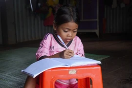 Trao tiền của bạn đọc hỗ trợ thiếu nhi bị xơ gan ở xã Biển Hồ