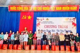 Trao 100 suất quà cho người dân khó khăn xã Ia Hiao