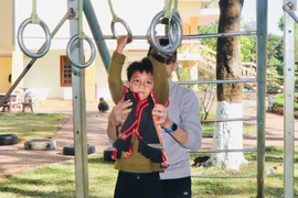 Tết yêu thương đến với lớp học tình thương làng Khôi