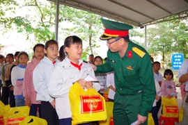 Khám, cấp thuốc miễn phí và tặng quà cho người dân xã Ia Tul