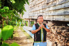 Kể chuyện buôn làng bằng thanh âm sáo trúc