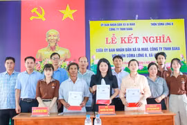 UBND xã Ia Hiao và Công ty TNHH BaKa kết nghĩa với thôn Sô Ma Lơng B