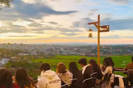 Ở Gia Lai, khoảng thời gian từ tháng 2 đến tháng 5 được xem là lúc hoàng hôn rực rỡ và đẹp nhất trong năm. Ảnh: Lạc Hà