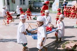 Trường Mầm non Sao Mai tổ chức trải nghiệm “Làm chú lính chì”