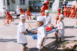 Trường Mầm non Sao Mai tổ chức trải nghiệm “Làm chú lính chì”