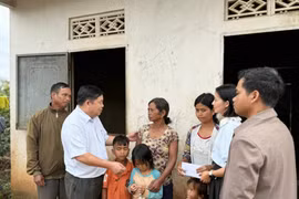 Trao tiền hỗ trợ đợt 3 cho em Ên