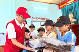 Trao quà cho bệnh nhân phong và học sinh có hoàn cảnh khó khăn xã Lơ Pang