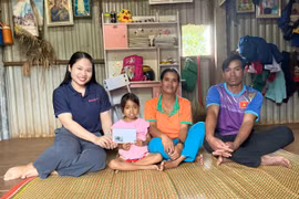 Trao tiền của bạn đọc hỗ trợ đợt 2 cho thiếu nhi bị xơ gan ở xã Biển Hồ 