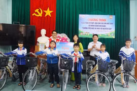 Tặng 15 suất quà cho học sinh khó khăn phường An Khê