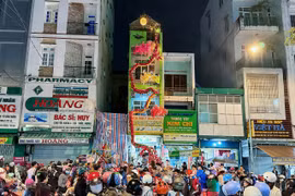  Lồng đèn rồng dài 32 m rực sáng phố núi Pleiku