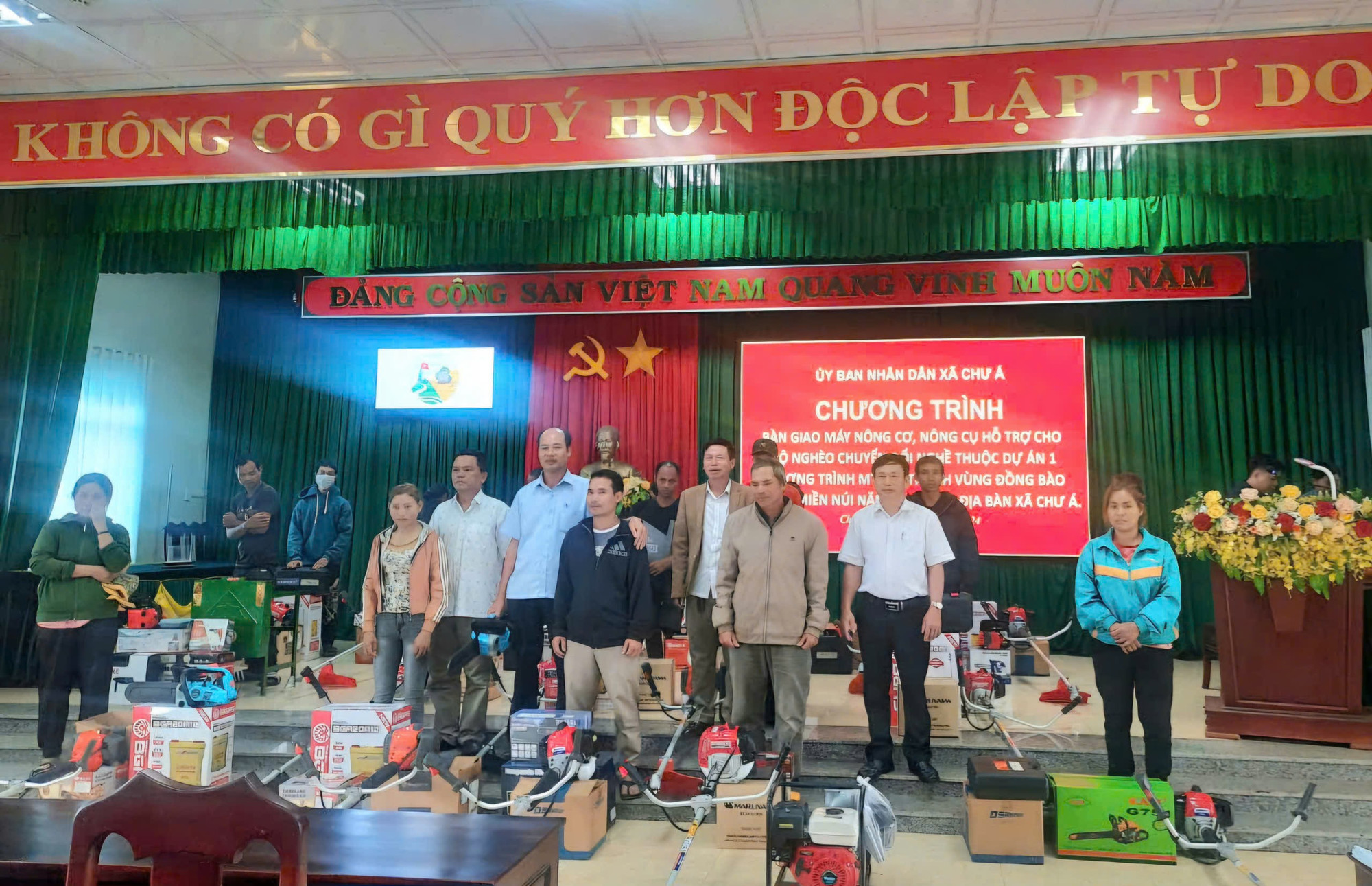 Hỗ trợ máy cưa, máy bơm nước, máy cắt lúa để các hộ nghèo, cận nghèo trên địa bàn có điều kiện chuyển đổi nghề nghiệp ho-tro-may-cua-may-bom-nuoc-may-cat-lua-de-cac-ho-ngheo-can-ngheo-tren-dia-ban-co-dieu-kien-chuyen-doi-nghe-nghiep-913-8013.jpg