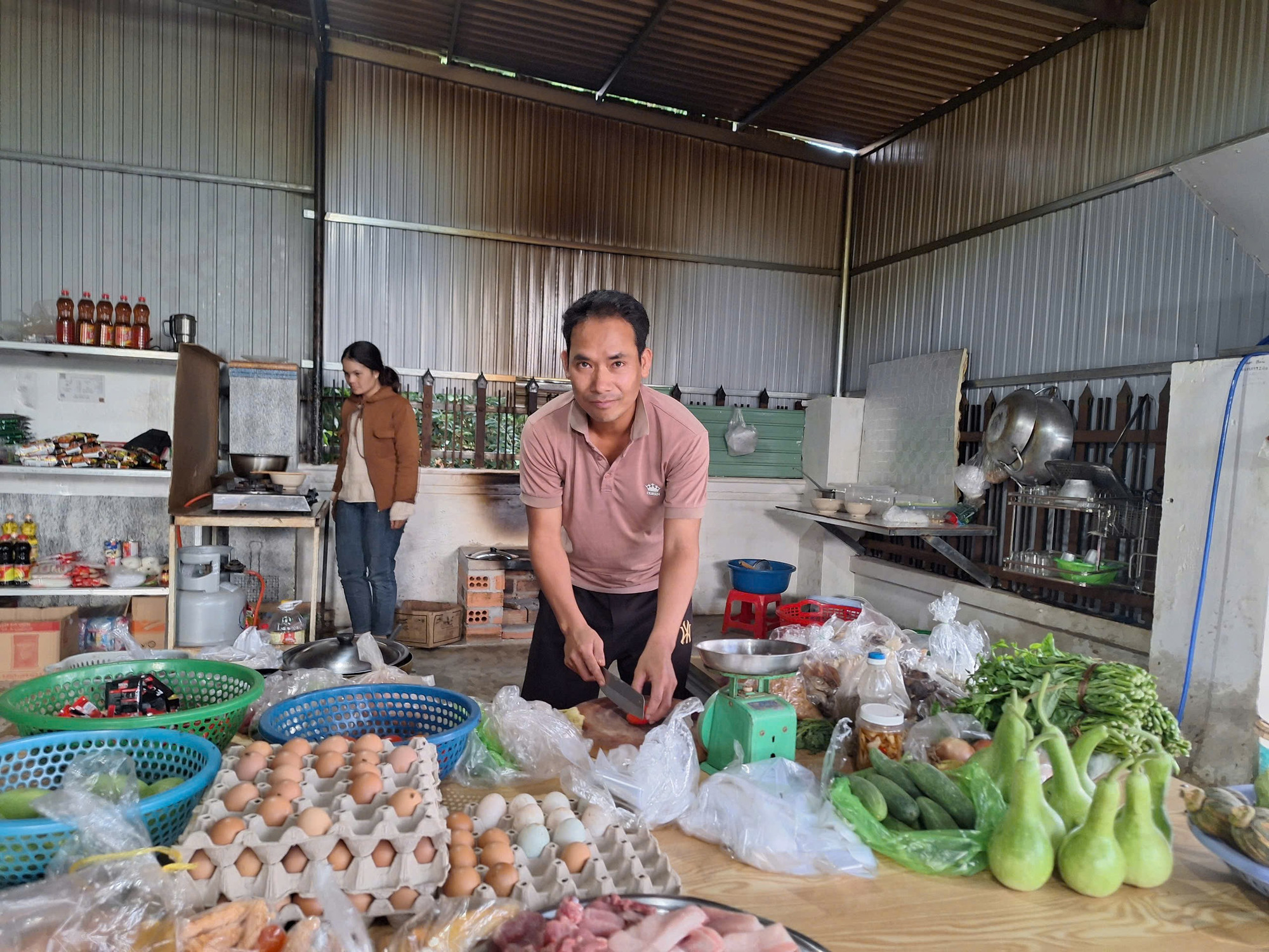 Anh Duin phấn khởi khi quán kinh doanh khá tốt. anh-duin-phan-khoi-khi-quan-kinh-doanh-kha-tot-anh-quang-tan-5671-1232.jpg