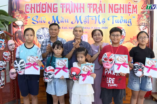 Thiếu nhi trải nghiệm vẽ mặt nạ hát bội tại Thư viện tỉnh Gia Lai 