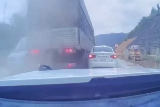 Clip xe tải phanh gấp gây va chạm liên hoàn với 10 ô tô trên cao tốc