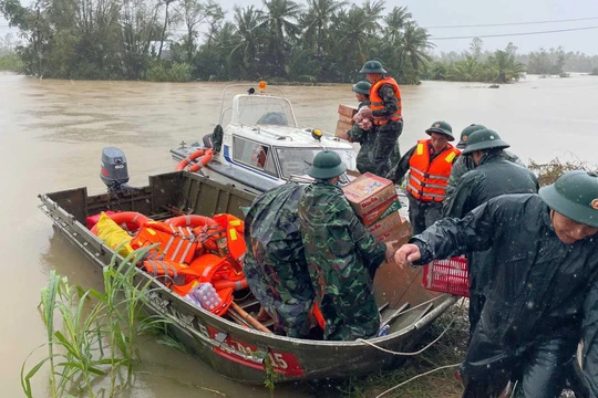 Bộ Quốc phòng: Bằng mọi cách phải vào điểm ngập sâu, không để dân bị cô lập