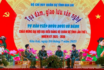 Các cán bộ, chiến sĩ tham gia tọa đàm, giao lưu tại chương trình