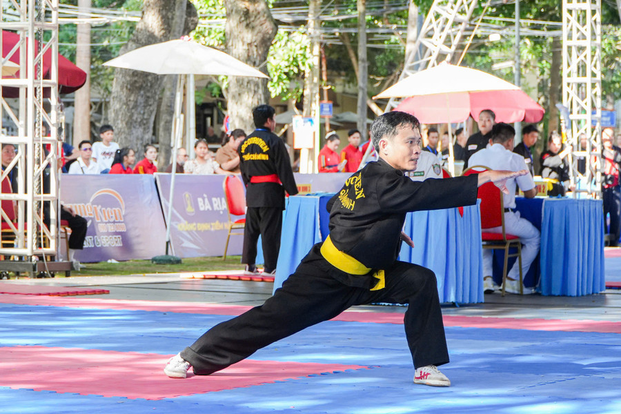 VĐV Nguyễn Quốc Sỹ (Trung tâm Võ thuật cổ truyền Bình Định) tham dự Liên hoan với bài Lão mai quyền. Ảnh: NVCC nguyen-quoc-sy.jpg