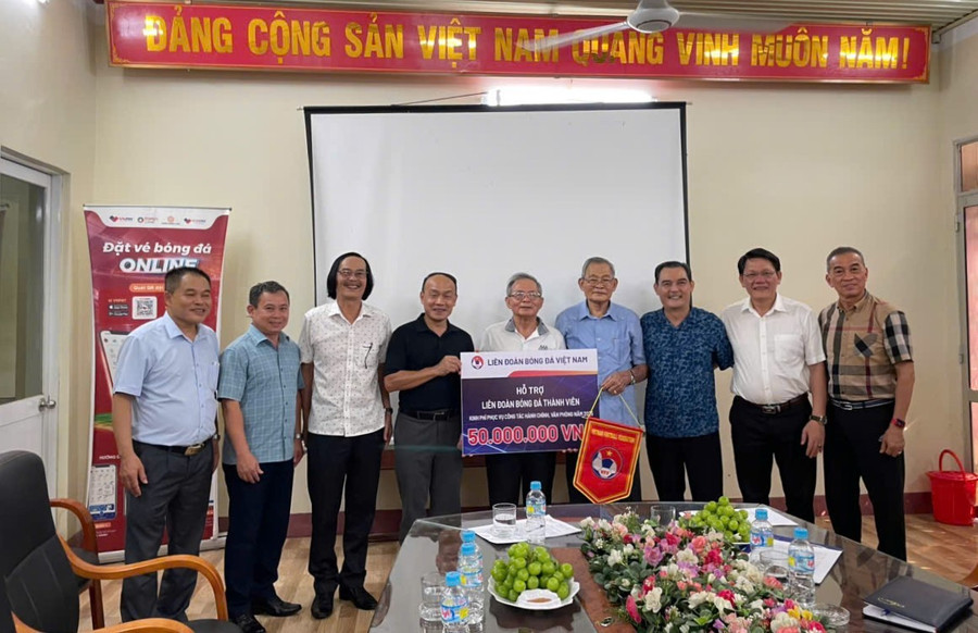 Đại diện LĐBĐ Việt Nam trao hỗ trợ kinh phí phục vụ công tác hành chính, văn phòng cho LĐBĐ Bình Định. Ảnh: H.V 3.jpg