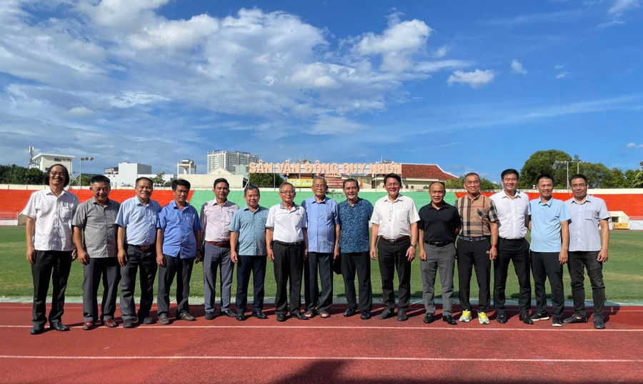 Các đại biểu tham gia buổi làm việc chụp hình lưu niệm tại sân vận động Quy Nhơn. Ảnh: H.V 4.jpg