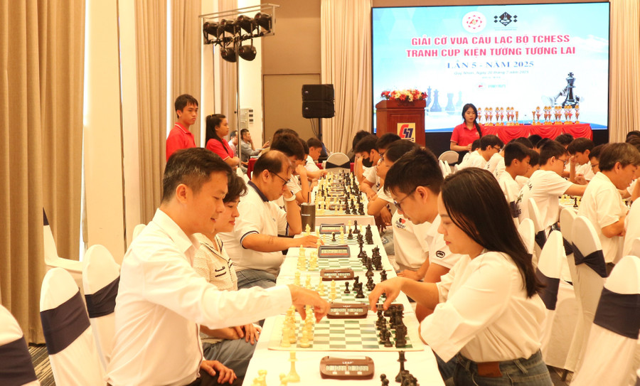 Giải cờ vua sau nhiều lần tổ chức đã tạo được sức lan tỏa. Nhiều phụ huynh không chỉ đưa con em tham gia mà còn trực tiếp góp mặt thi đấu, góp phần lan tỏa tinh thần thể thao và gắn kết. Ảnh: Huỳnh Vỹ img-0528.jpg