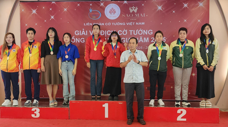 Kỳ thủ Hồ Thị Thanh Hồng và Trần Thị Bích Hằng giành HCV ở nội dung đồng đội nữ cờ tiêu chuẩn. Ảnh: Liên đoàn Cờ tướng Việt Nam 2.jpg