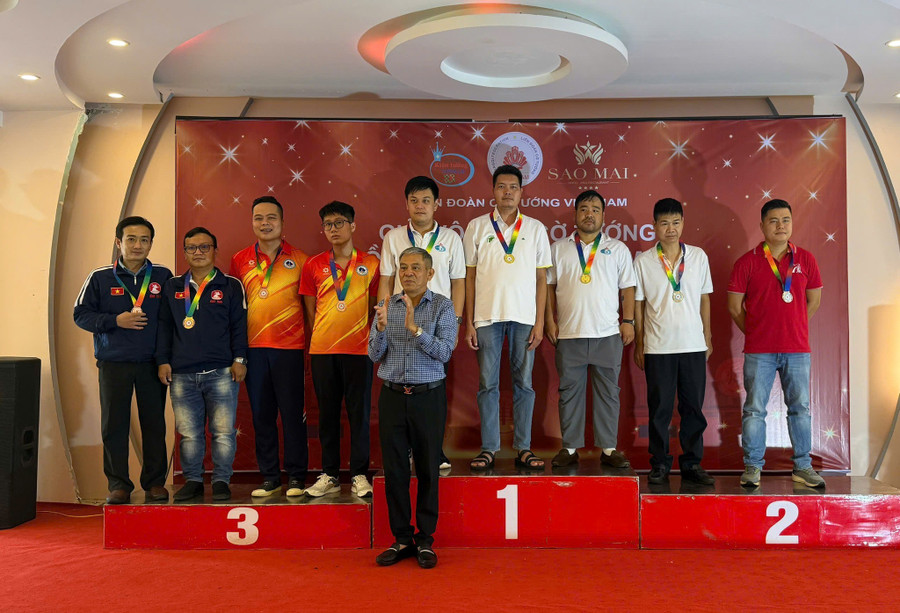 Trần Quang Nhật và Nguyễn Văn Tới (áo xanh) giành HCĐ ở nội dung đôi nam cờ tiêu chuẩn. Ảnh: Thăng Long Kỳ Đạo 2.jpg