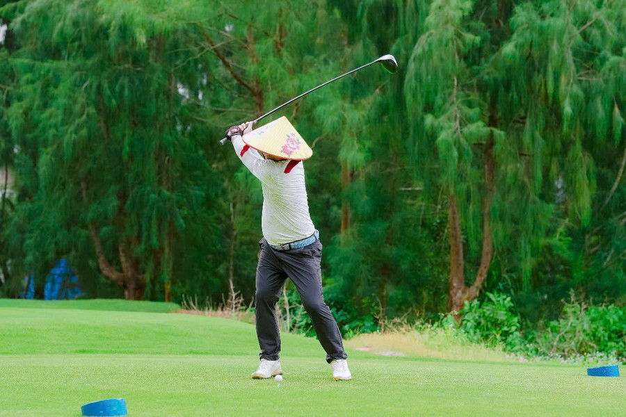 Golfer đội nón trên đầu để tập giữ phần đầu cố định, tạo một cú đánh hiệu quả, đúng kỹ thuật và chính xác. Ảnh: NVCC 1-413.jpg