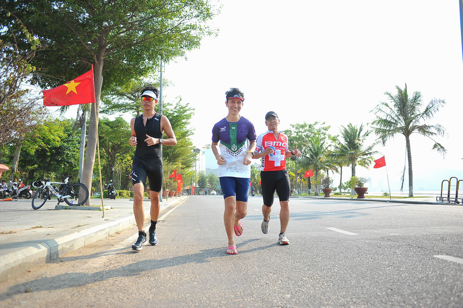 Qua các buổi tập luyện, không chỉ rèn luyện thể lực, các VĐV còn chia sẻ kinh nghiệm cho nhau, tạo sự kết nối giữa những người có cùng đam mê. Ảnh: CLB cung cấp mad-2249.jpg