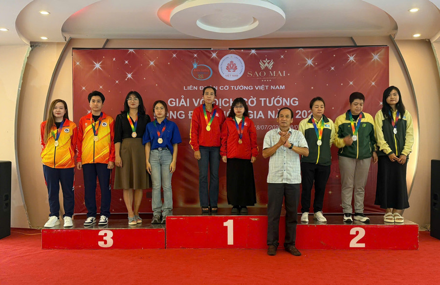 Kỳ thủ Hồ Thị Thanh Hồng và Trần Thị Bích Hằng giành HCV ở nội dung đồng đội nữ cờ tiêu chuẩn. Ảnh: Thăng Long Kỳ Đạo 1-8074.jpg