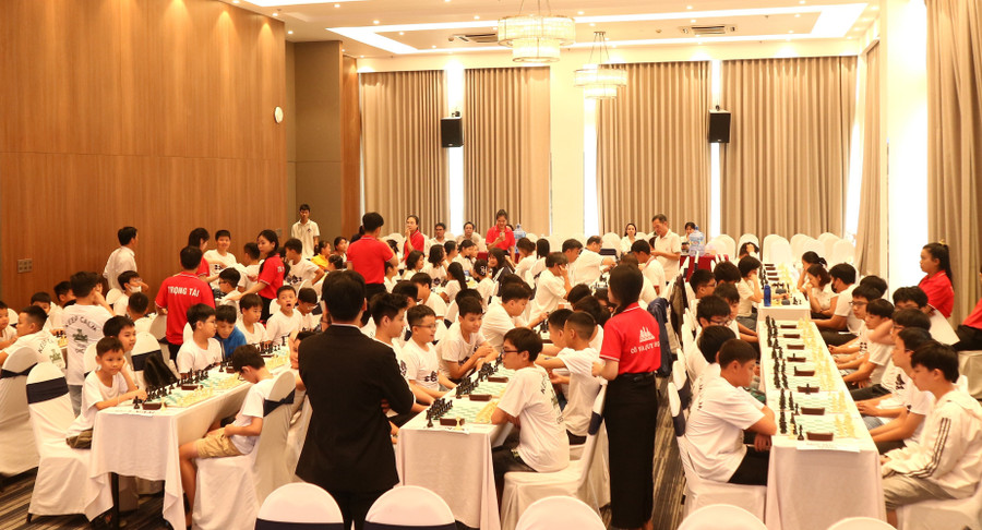 Không khí thi đấu tại hội trường rộn ràng bởi sự góp mặt của hơn 200 VĐV nhí cùng phụ huynh tham gia Giải cờ vua CLB TChess tranh cúp Kiện tướng tương lai năm 2025. Ảnh: Huỳnh Vỹ img-0567.jpg