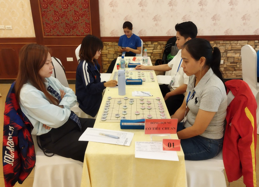 Bảng đấu đồng đội nữ cờ tiêu chuẩn diễn ra căng thẳng. Ảnh: Thăng Long Kỳ Đạo 1.jpg