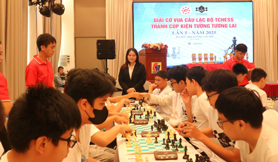 Chủ nhiệm CLB cờ Tchess Nguyễn Thị Thúy Triên theo dõi ván đấu của các VĐV. Ảnh: Huỳnh Vỹ img-0559.jpg