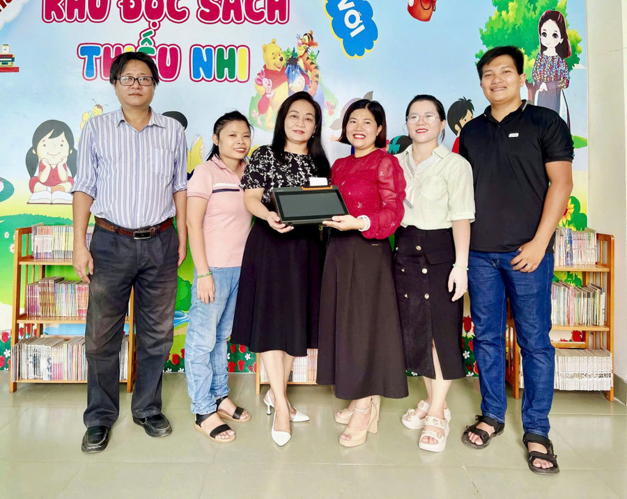 Thư viện tỉnh Gia Lai tặng thiết bị nhận diện thông tin phục vụ cho công tác quản trị thư viện cho "Tủ sách hy vọng" của Thư viện xã Tuy Phước. Ảnh: ĐVCC 11-1899.jpg