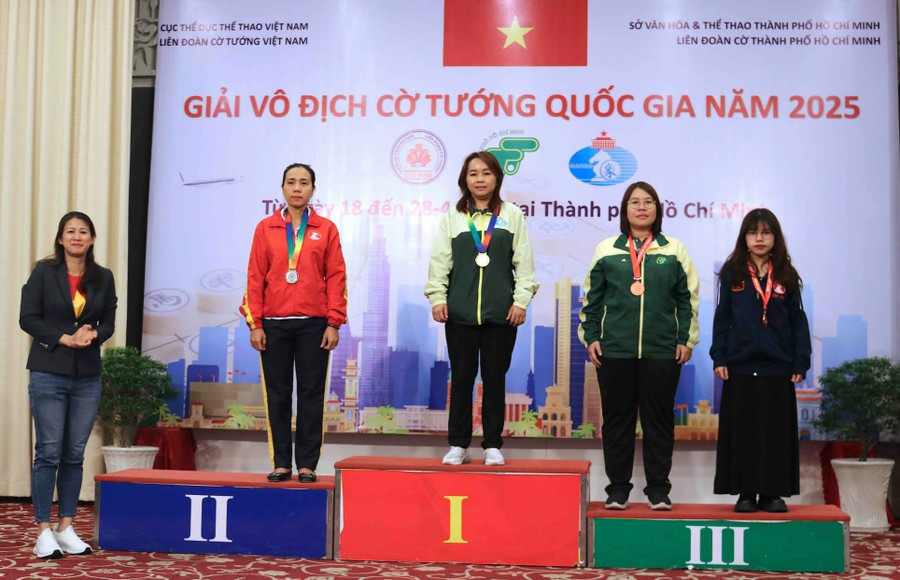 Hồ Thị Thanh Hồng (thứ 2 từ trái sang) là niềm hy vọng của Gia Lai tại các giải vô địch quốc gia. Ảnh: Liên đoàn Cờ tướng Việt Nam 1.jpg