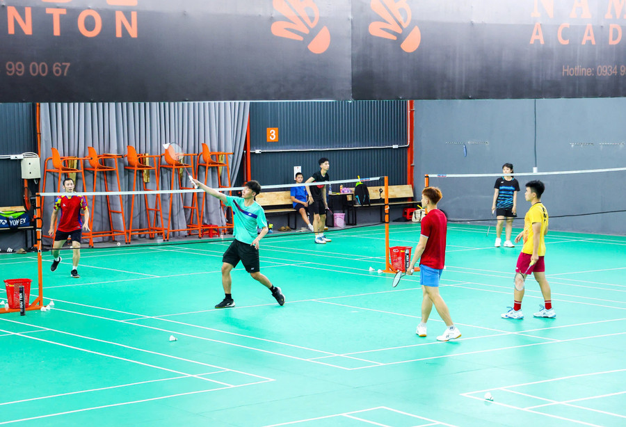 Tượng đài cầu lông Việt Nam Nguyễn Tiến Minh (áo đỏ, ngoài cùng bên trái) tập luyện trước thềm Giải vô địch cầu lông các cây vợt xuất sắc quốc gia 2025. Ảnh: Huỳnh Vỹ giai-vo-dich-cau-long-cac-cay-vot-xuat-sac1jpg.jpg