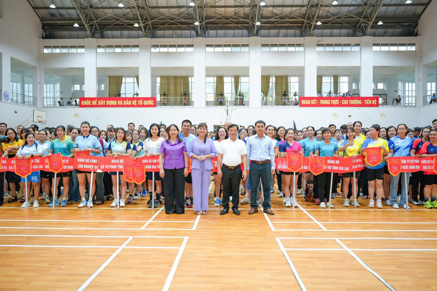 Ban Tổ chức cùng các đơn vị tham gia Hội thao chụp ảnh lưu niệm Ảnh: ĐVCC hoi-thao.jpg
