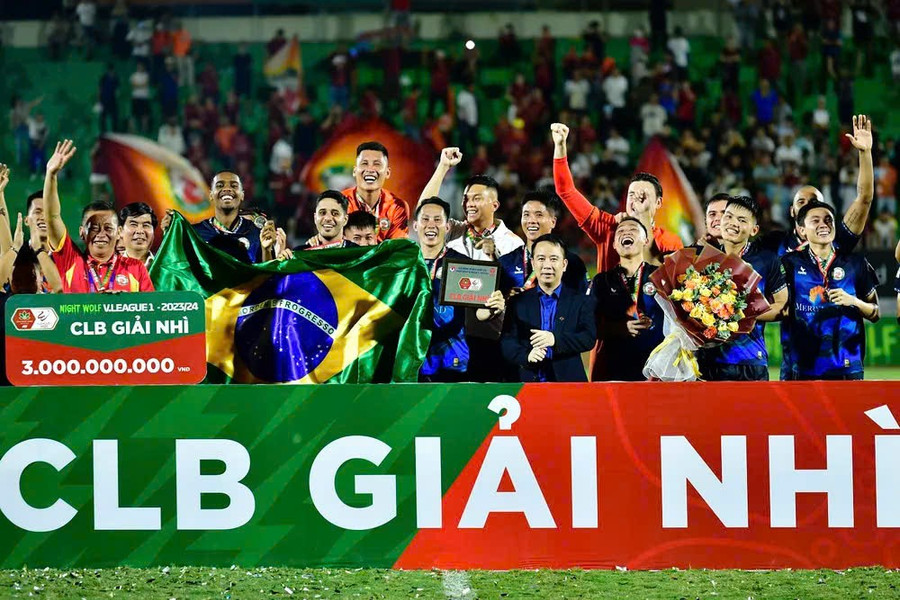 Ông Bùi Đoàn Quang Huy (ngoài cùng bên trái) đưa CLB Quy Nhơn Bình Định giành ngôi Á quân V-League 2023-2024. Ảnh: VPF bui-doan-quang-huy5.jpg