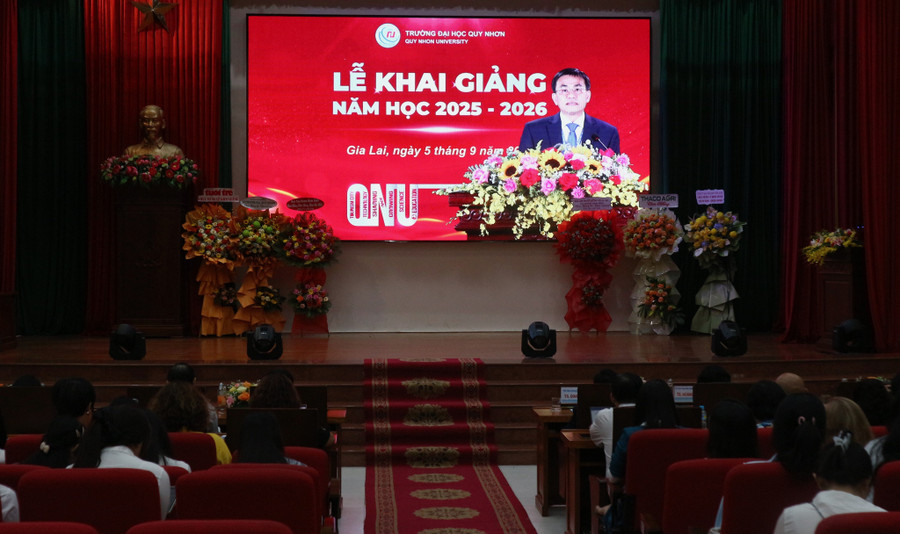 Hiệu trưởng PGS.TS Đoàn Đức Tùng nhấn mạnh nhiệm vụ trọng tâm của Trường Đại học Quy Nhơn trong năm học mới. Ảnh: Huỳnh Vỹ 5-94.jpg