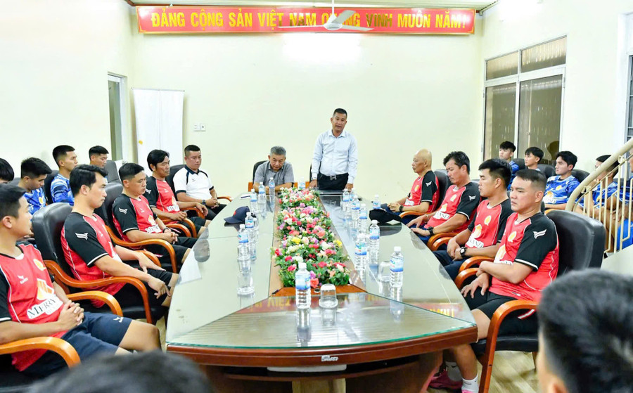 Tân Chủ tịch Đinh Hồng Vinh gặp mặt cán bộ nhân viên, ban huấn luyện và các cầu thủ CLB Quy Nhơn United. Ảnh: ĐVCC dinh-hong-vinh-1.jpg