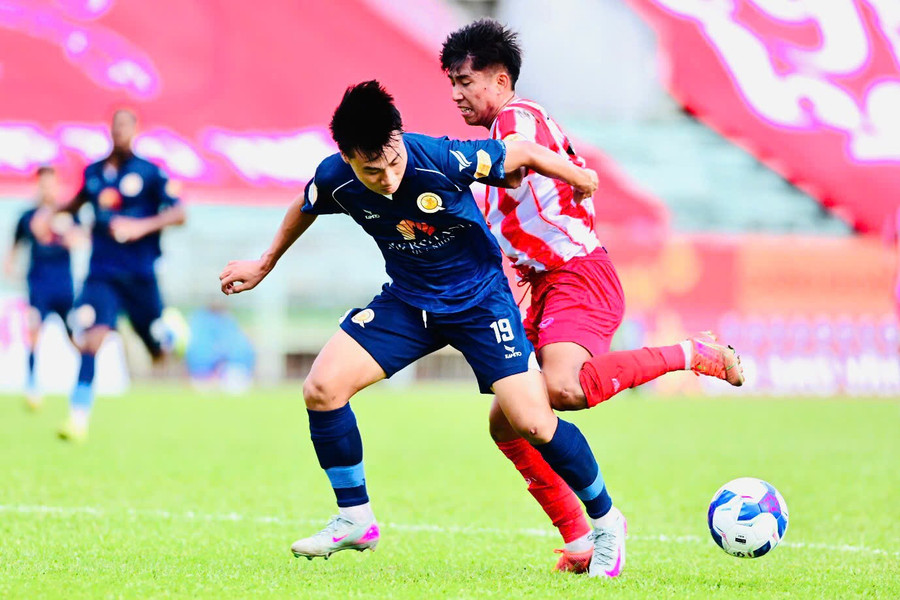 Một pha bóng trong trận đấu giữa CLB Quy Nhơn United (áo xanh) và CLB Long An. Ảnh: ĐVCC quy-nhon-united-cup-quoc-gia-1.jpg