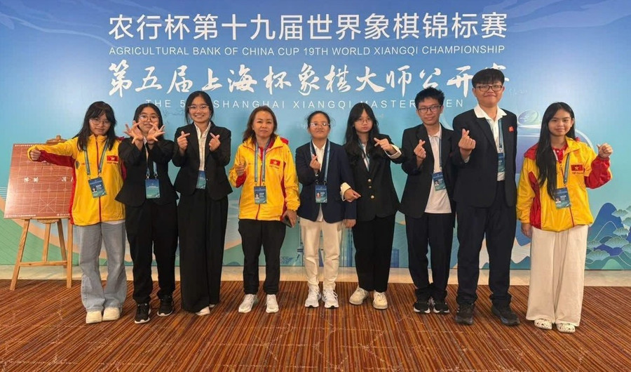 Kỳ thủ Trương Gia Hân (Gia Lai, ngoài cùng bên phải) thi đấu ở nhóm tuổi U12. Ảnh: NVCC gia-han.jpg