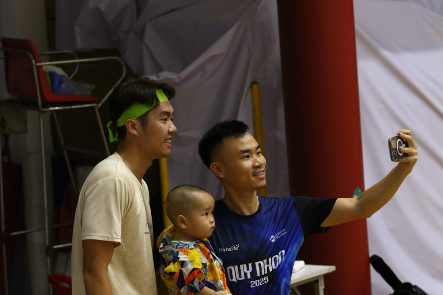 Tay vợt Lê Đức Phát chụp ảnh lưu niệm cùng người hâm mộ. Ảnh: Huỳnh Vỹ le-duc-phat-4.jpg