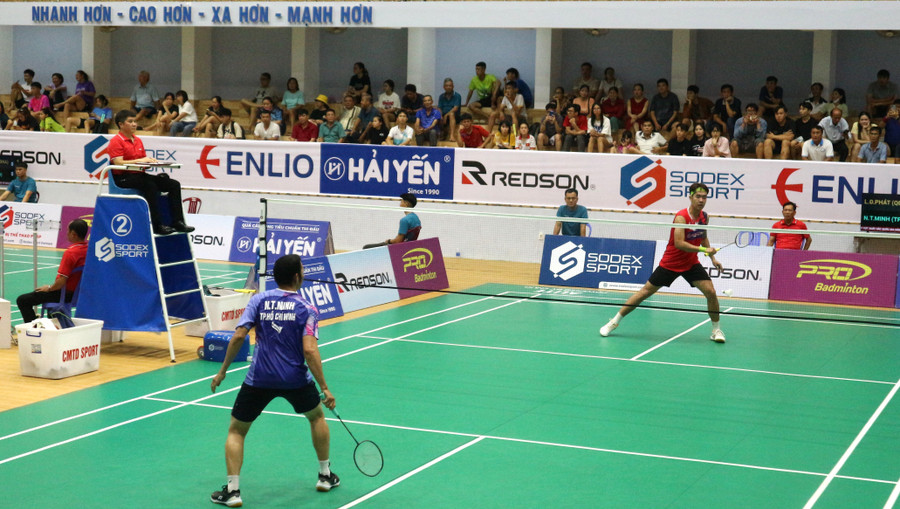 Trận tứ kết giữa Lê Đức Phát (Quân đội, áo đỏ) và Nguyễn Tiến Minh (TP Hồ Chí Minh) tại Giải vô địch cầu lông các cây vợt xuất sắc quốc gia 2025. Ảnh: Huỳnh Vỹ le-duc-phat5.jpg