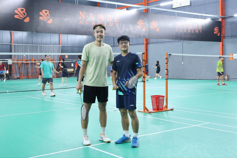 Lê Đức Phát chụp ảnh lưu niệm cùng người hâm mộ. Ảnh: Huỳnh Vỹ le-duc-phat1jpg-9220.jpg