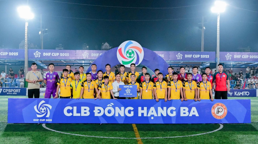 Đồng hương Sông Lam Nghệ An và Bình Định FC cùng nhận hạng ba tại Giải bóng đá 7 người vô địch đồng hương toàn quốc 2025-DHF S3. Ảnh: BTC bong-da-dong-huong.jpg
