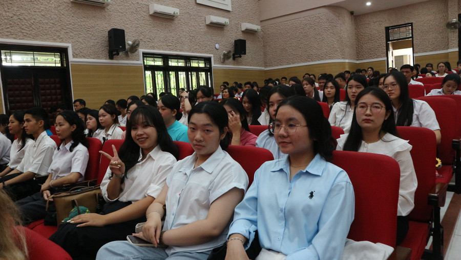 Tân sinh viên phấn khởi bước vào năm học đầu tiên tại Trường Đại học Quy Nhơn. Ảnh: Huỳnh Vỹ img-1188.jpg