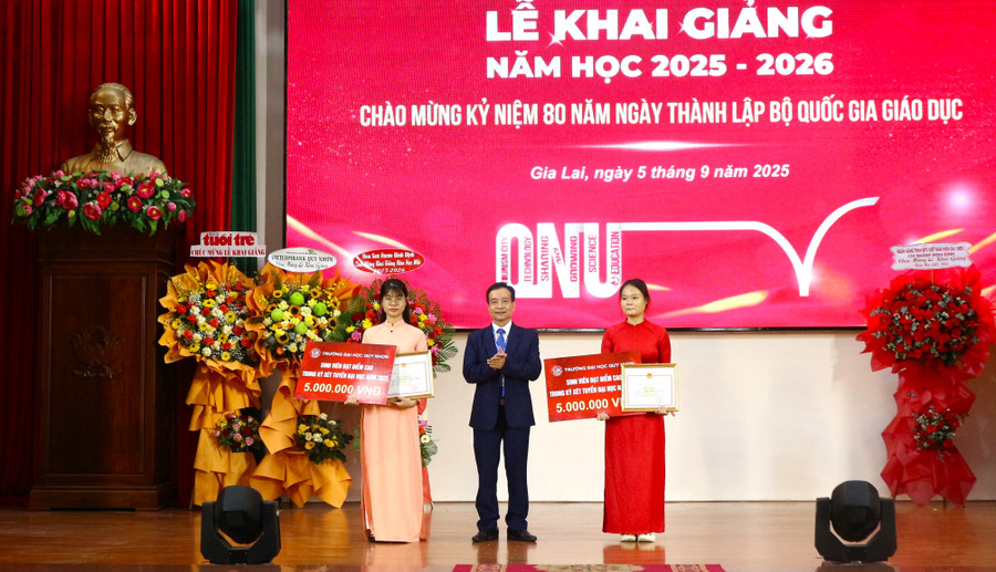 Tặng giấy khen và phần thưởng cho tân sinh viên đạt điểm cao trong kỳ thi xét tuyển đại học năm 2025. Ảnh: Huỳnh Vỹ 5-9.jpg